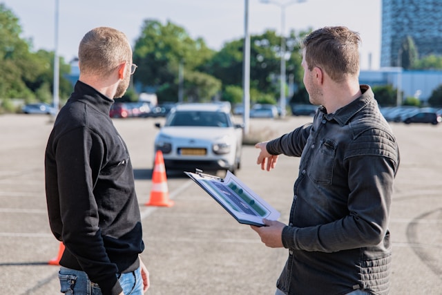 mannen die bijzondere verrichtingen bekijken